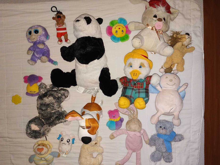 Quase 100 peluches de todas as variedades e todos novos
