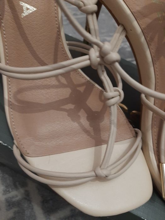 sandałki na szpilce  rozm 37skóra  Carvela