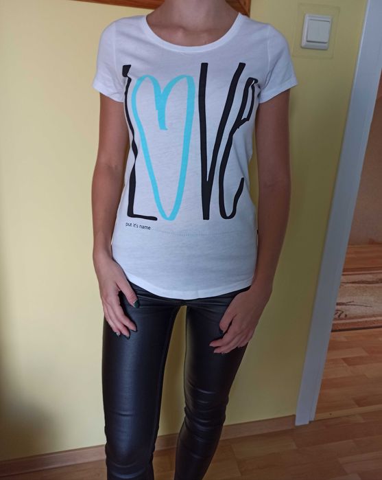 Biała bluzka koszulka z napisem love z krótkim rękawem