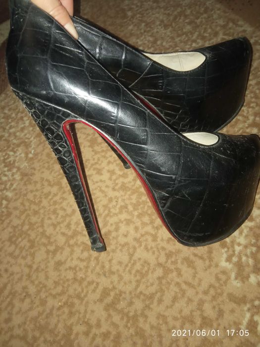 Продам туфлі лабутени