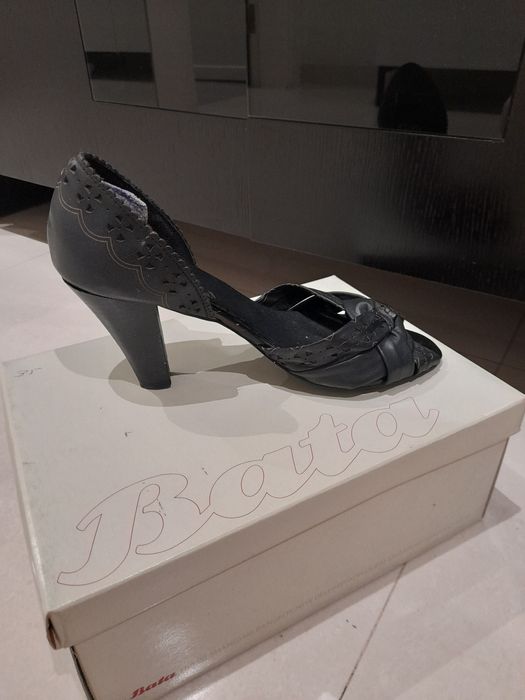 Sandália Preta com pormenor traçado [35]