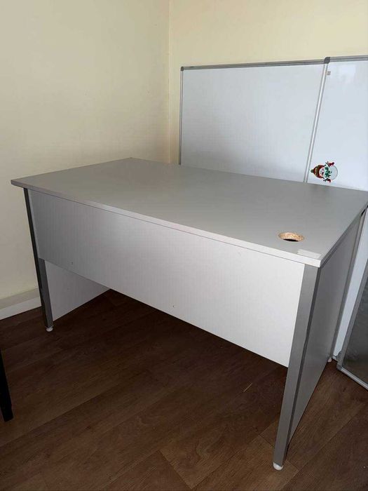 Стіл офісний ДСП на металевих опорах сірий (120х60 см) Можливий опт