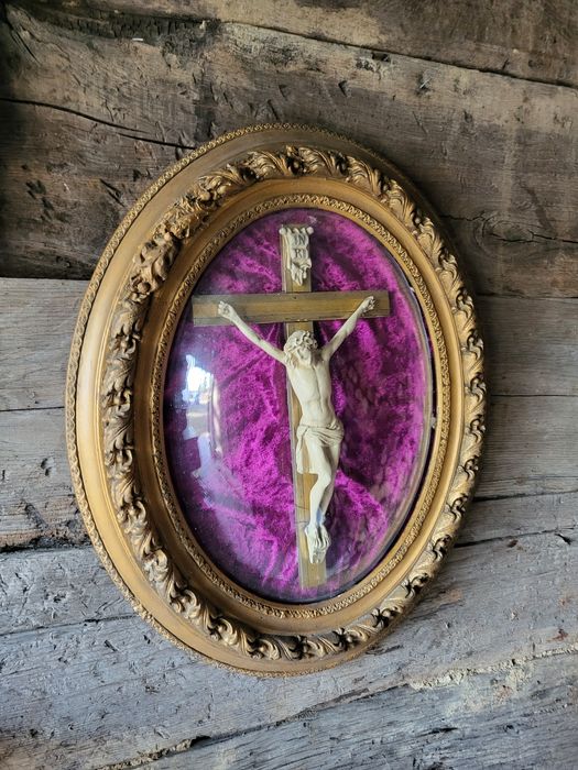 Zabytkowy krzyż za wypukłym szkłem owalna rama