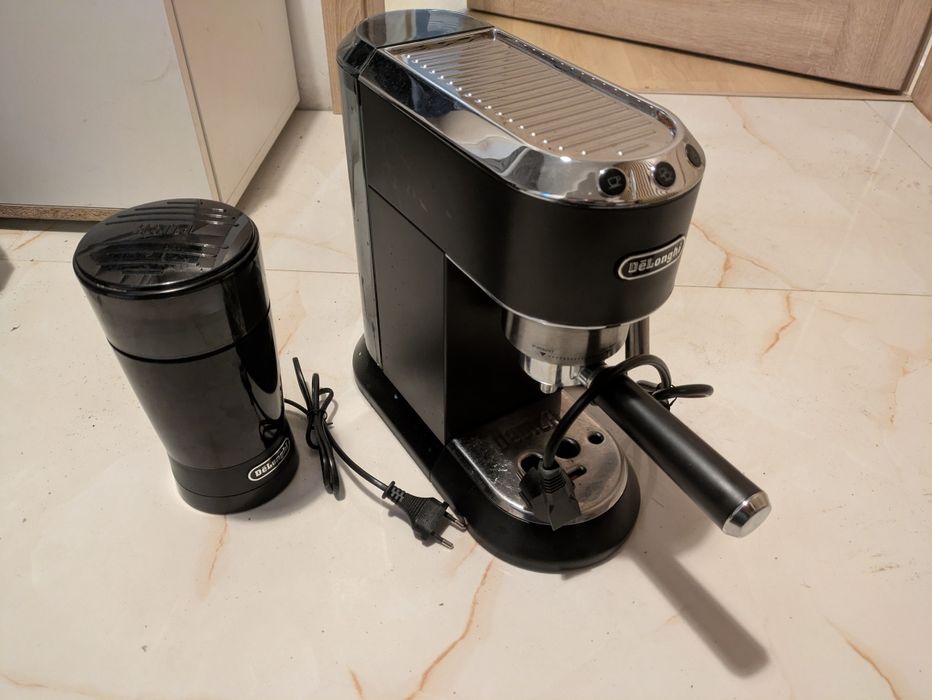 Ekspres kolbowy DE LONGHI EC 685.BK + młynek