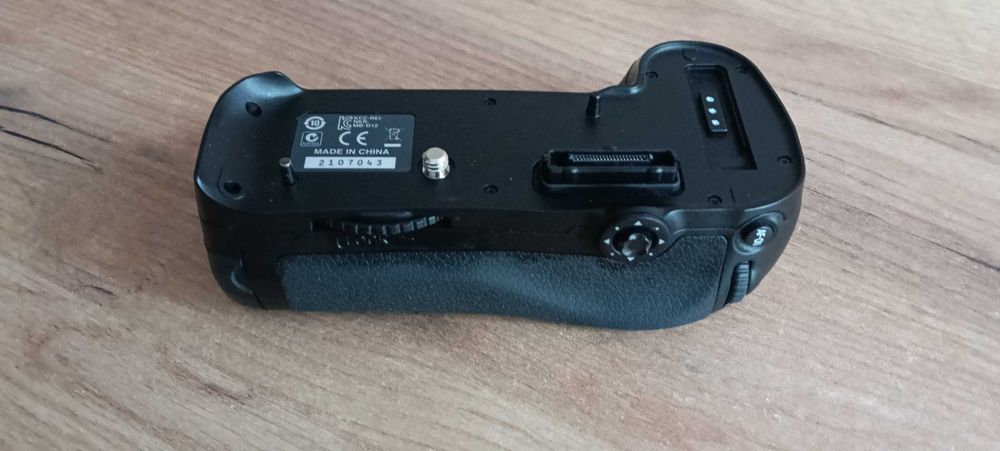 Grip MB D12 oryginalny do Nikona