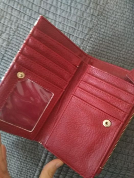 Carteira / porta moedas bordô com flores, da Stradivarius