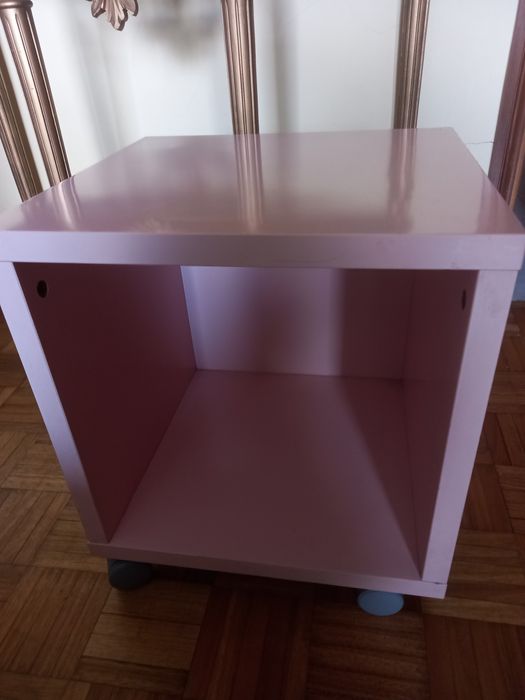 Mesa, camiseiro, cadeira e cubo/ mesinha