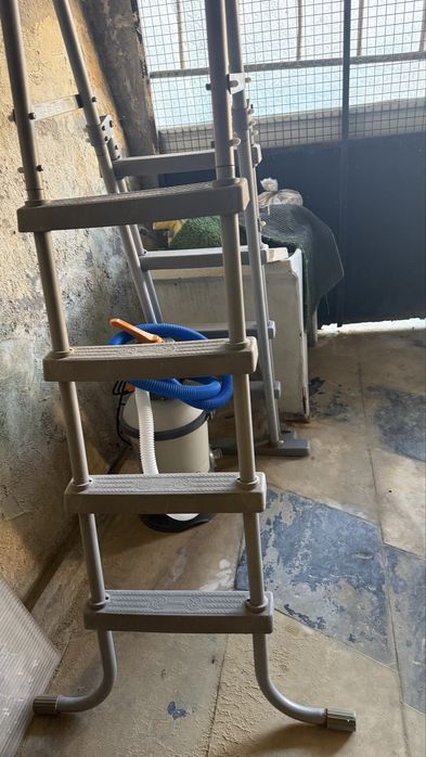 Escada e bomba piscina