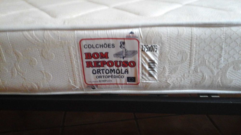 Estrado solteiro c/pés e rodas + colchão