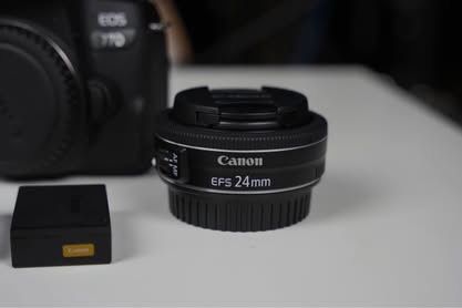 Canon 77D com duas lentes