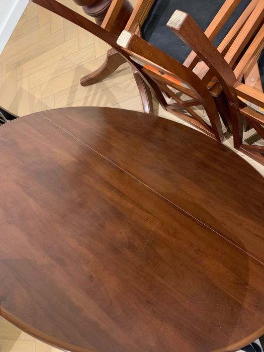 Mesa de jantar e cadeiras