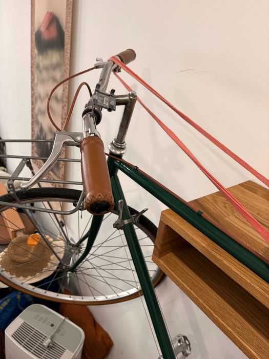 Bicicleta clássica de cidade 54cm — quadro de aço verde, selim de couro, com capacete, cadeado e bomba