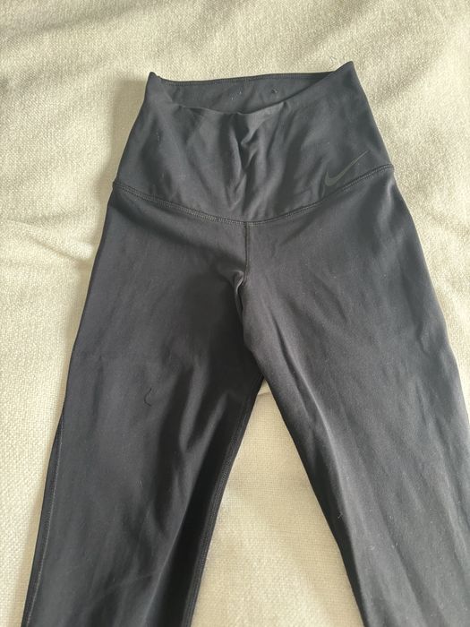 Czarne leginsy 3/4 sportowe nike