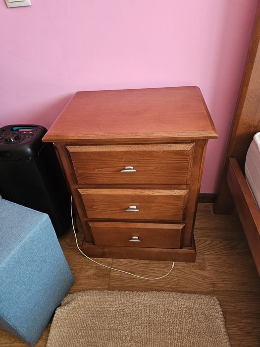 Cama com colchão  e mesinhas de cabeceira