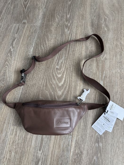 Сумка eastpak springer 2l chestnut leather