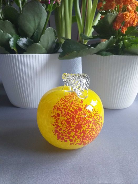 Szklana figurka w kształcie jabłka