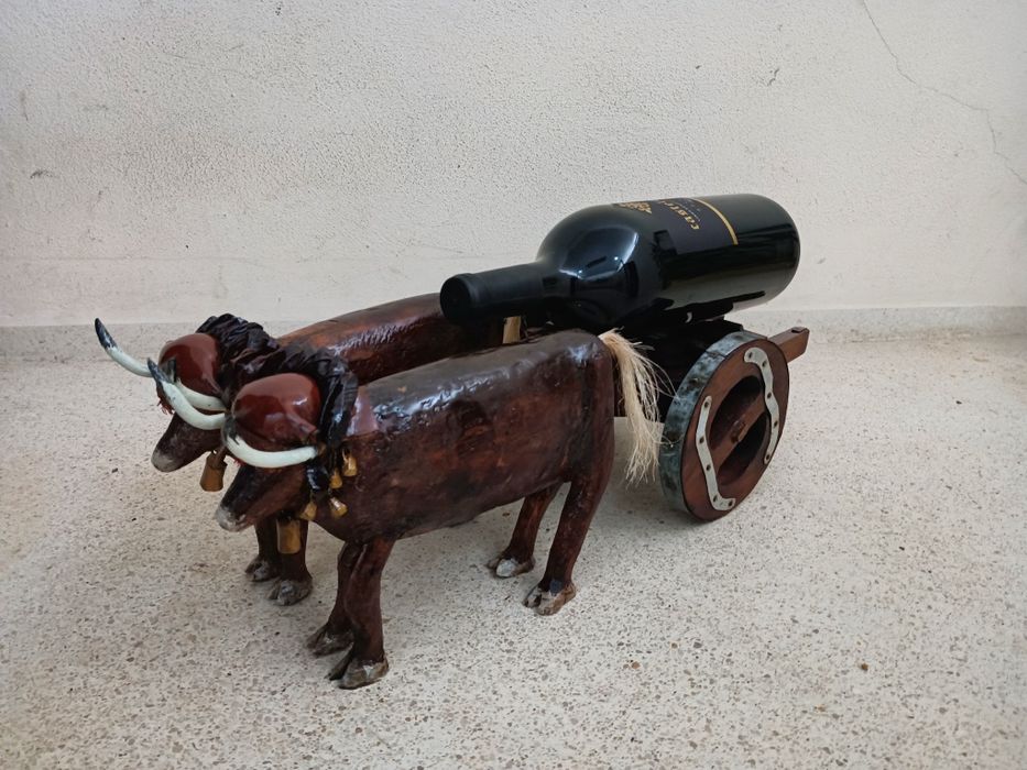 Belíssima peça decorativa c/ 60cm
"Junta de bois com carro" em madeira