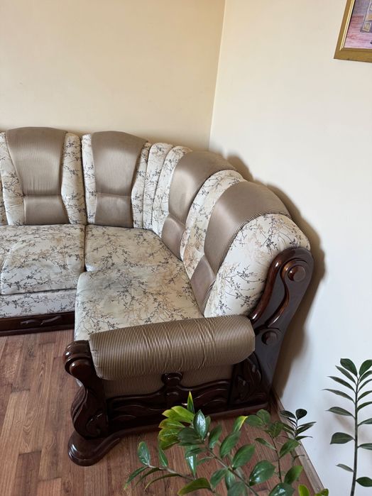 Кутовий двомісний диван у вітальню