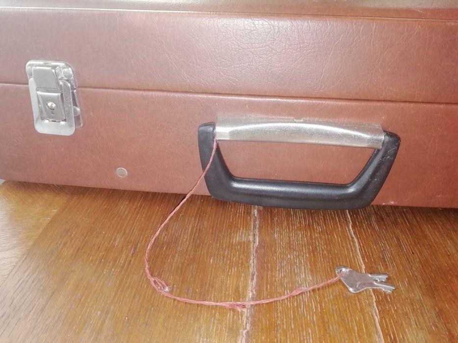 Walizka ze skaju z okresu PRL