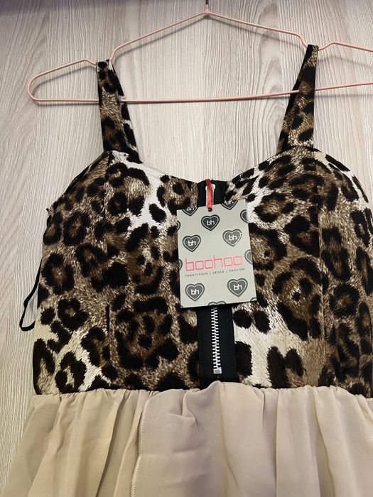 Vestido Boohoo padrão leopardo e bege