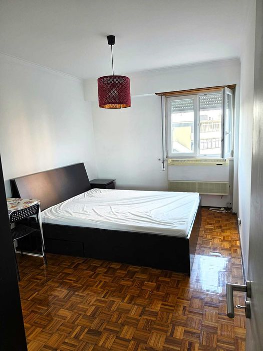 Quarto com cama casal em Marvila ao lado da Metro Estação Chelas