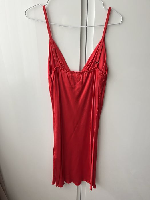 Червона сукня в білизняному стилі