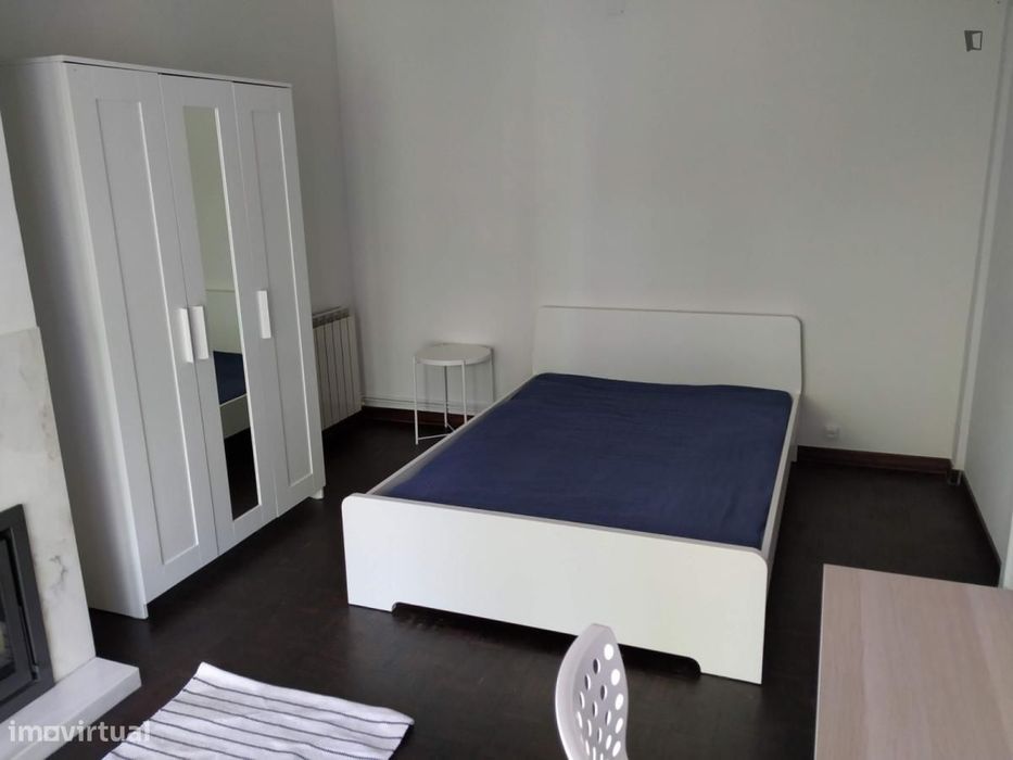 Room - located in Carcavelos, Lisbon