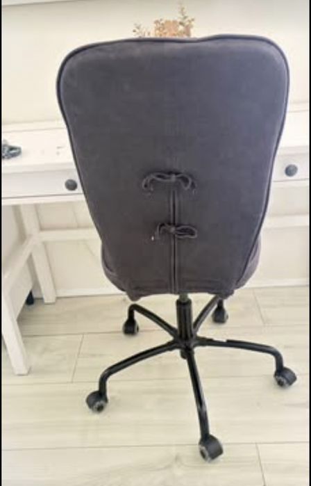 Cadeira IKEA com capa do encosto e do assento removíveis