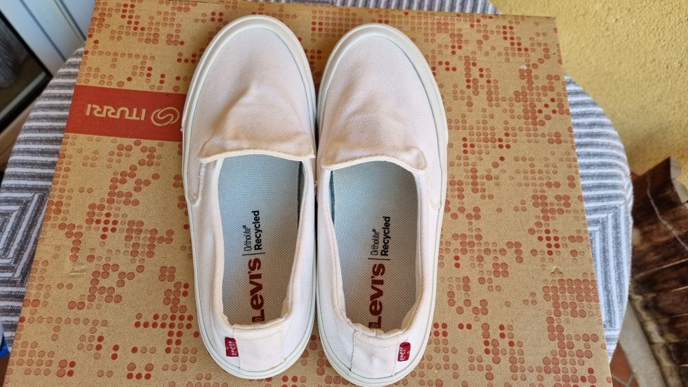 Кросівки кеди slip on Levi's, розмір 38