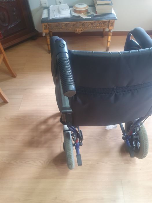 Cadeira de rodas ( ofereço almofada anti escaras para cóccix e orelha