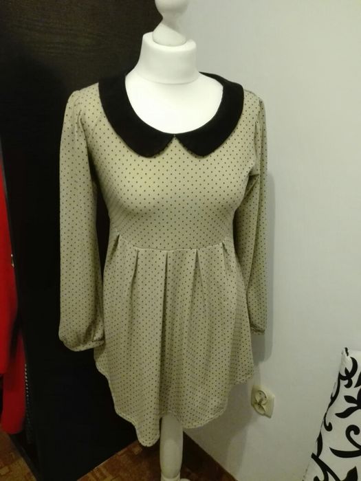 Beżowa sukienka w kropki z kołnierzykiem