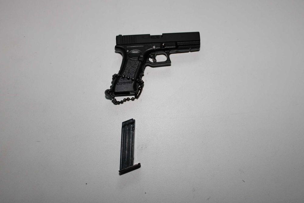 Брелок-пістолет GLOCK G45 — металевий сувенір