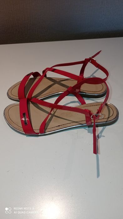 Sprzedam sandałki dziewczęce r. 37, długość wkładki 23,5 cm
