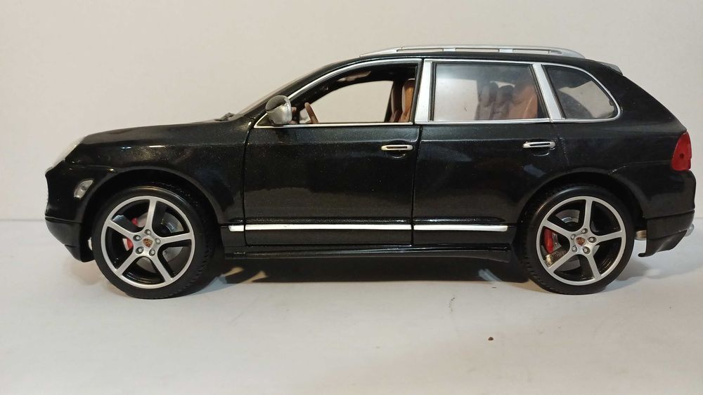 1/18 Porsche Cayenne - Maisto