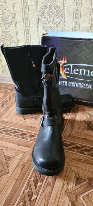 Продаються Мотоботи нові.