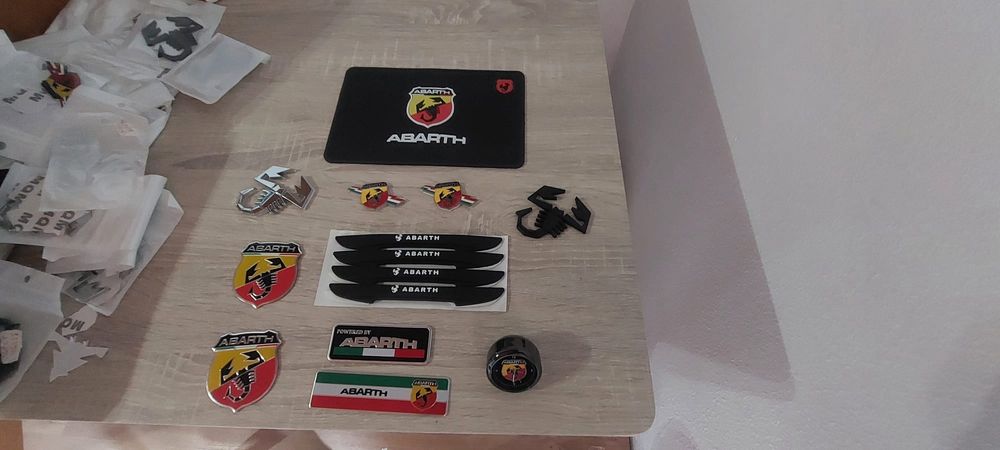 Emblemas Abarth Laterais, Mala, interiores, Grelha, Portas, Relógio NOVOS