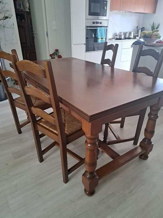 Mesa de jantar extensível com cadeiras