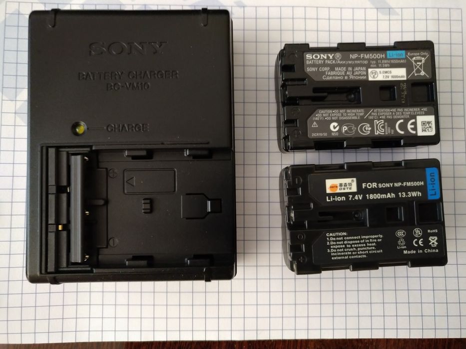 Зарядка для фотоапаратів серії Sony А - Sony ВС-vm10 + 2 акумулятори
