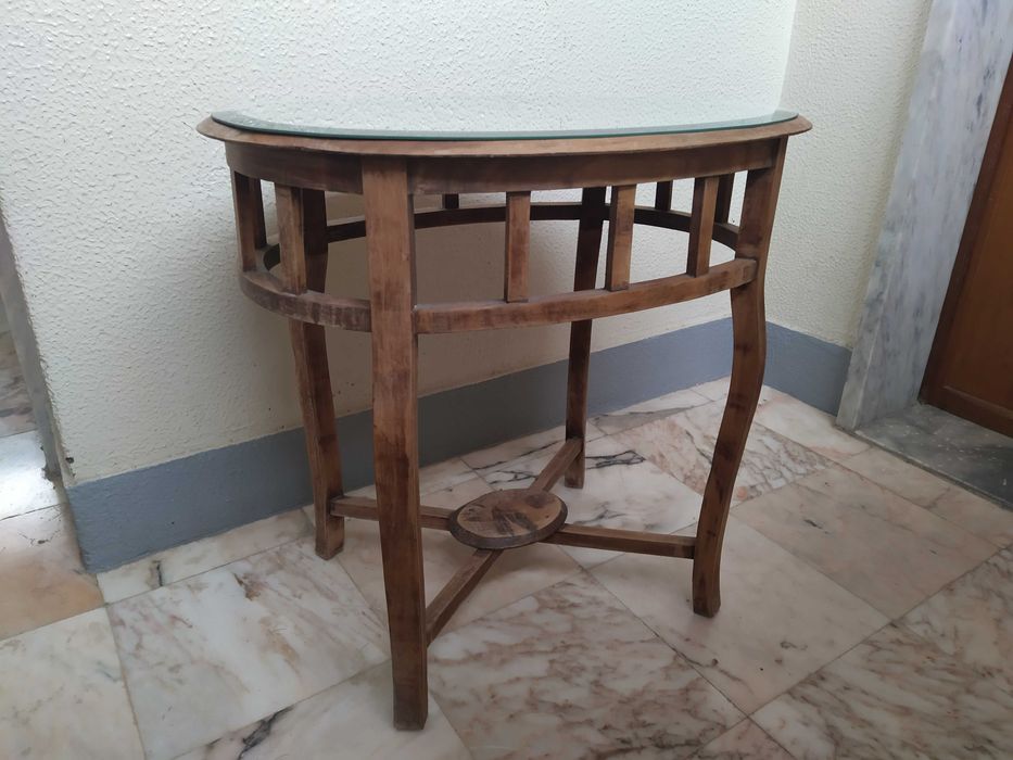 Mesa de apoio em madeira com tampo em espelho