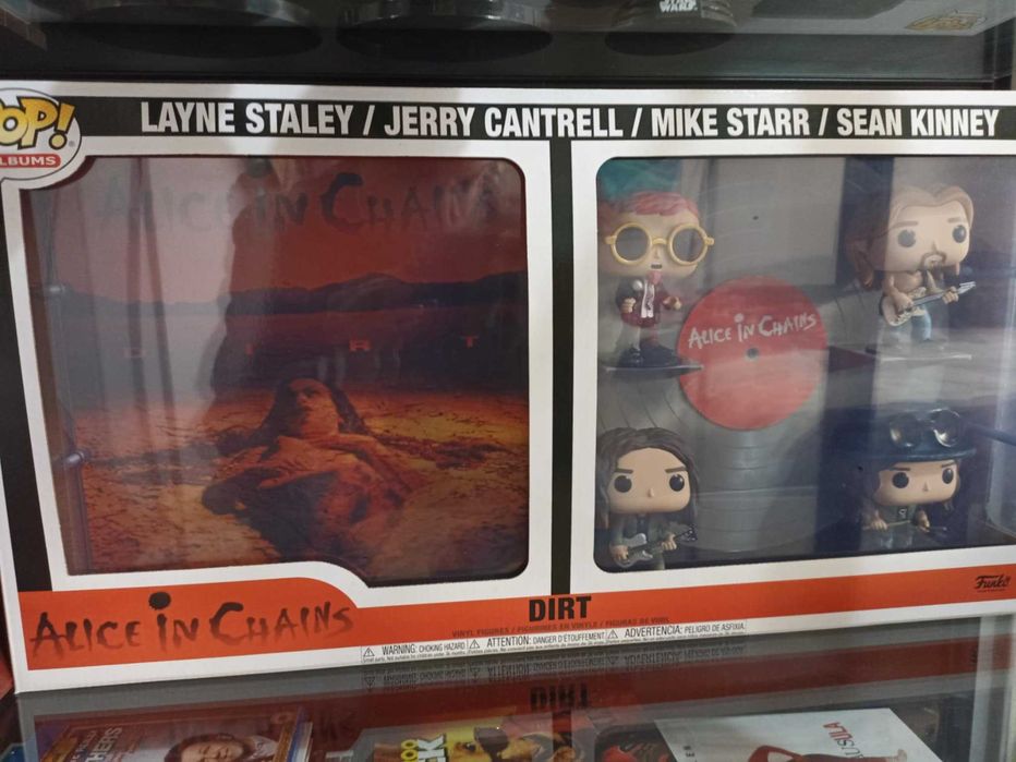 Vendo várias figuras de coleção de anime/cultura pop