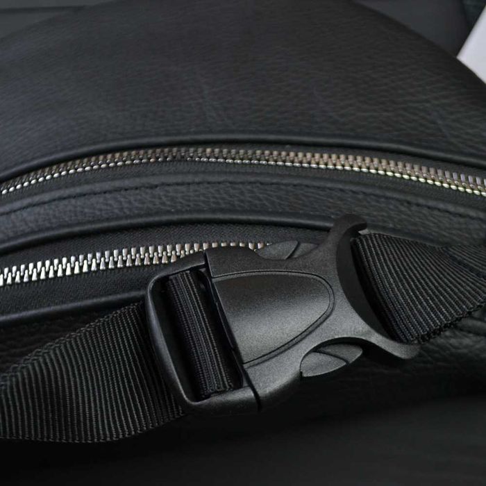 Качественная бананка из натуральной кожи. Цвет: чёрный