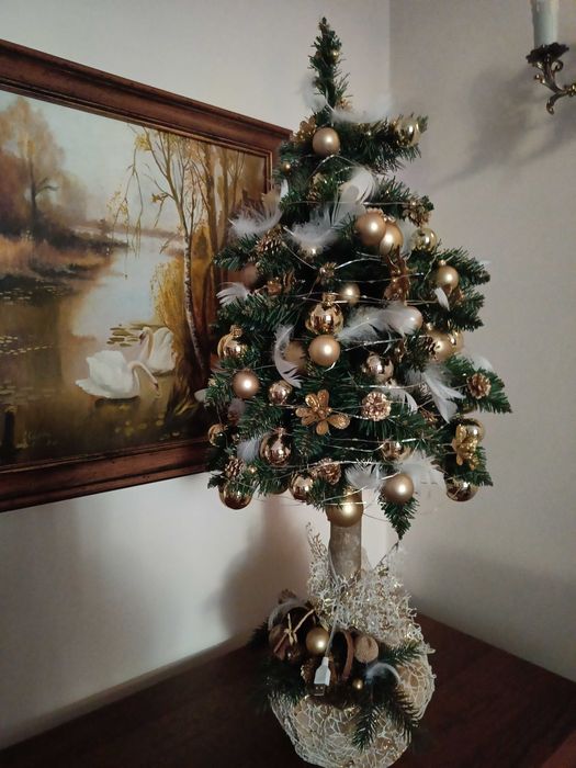 Sztuczna choinka z ozdobami