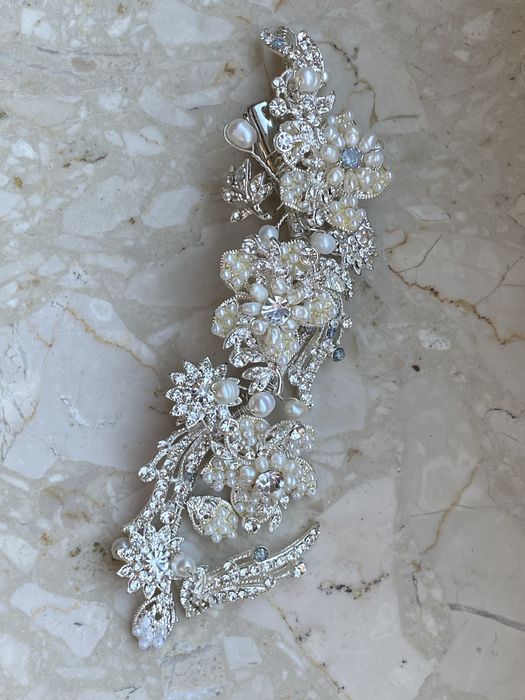 Elegancka srebrna spinka z cyrkoniami i perłami