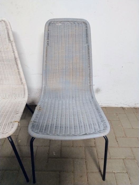 Dwa krzesła wiklinowe