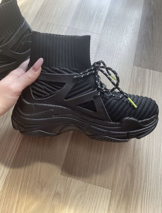 Wysokie buty sportowe ze skarpetą