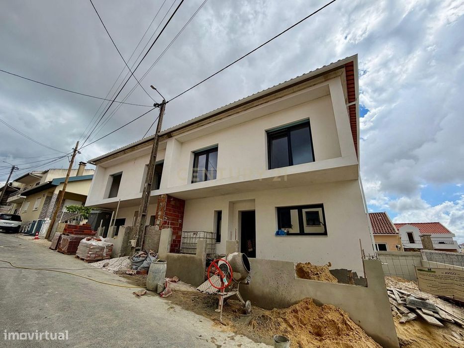 Moradia geminada T4 em fase de construção localizada em Casal de Cambr