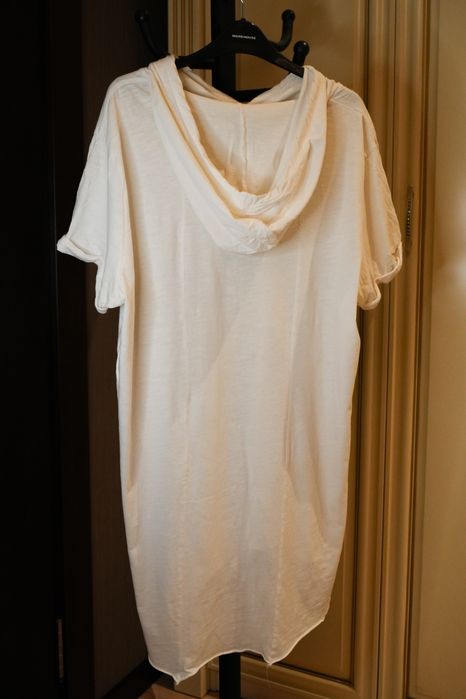 Біла довга футболка