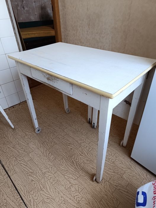 Срочно отдам старый кухонный стол