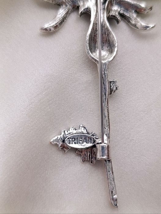 Шикарні брошки конвалія і чортополох Trifari маркування