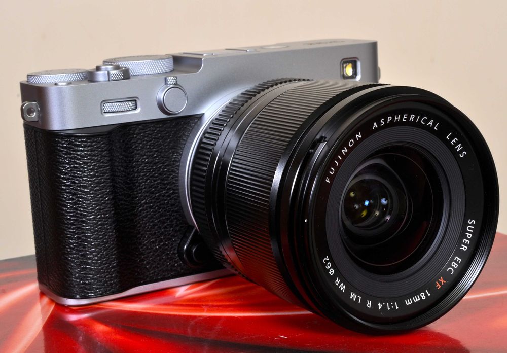 Fuji X-E5 novo + XF 18mm F: 1.4 R LM WR em garantia. Bateria extra.